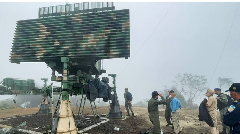 En noviembre pasado, el ministro de Defensa, Luis Hernández (saco celeste), inspeccionó el radar, tras resultar afectado en una supuesta explosión. Foto: Cortesía Ministerio de Defensa