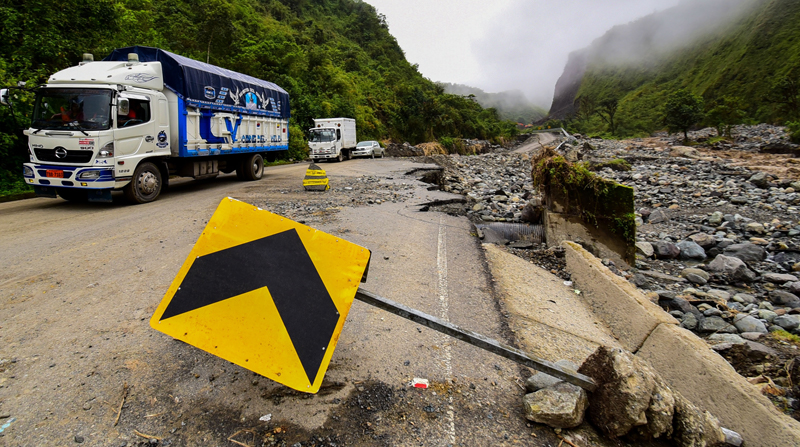 A inicios de año, una creciente del río Pilaló ocasionó daños en la carretera La Maná-Latacunga. Obras Públicas movilizó maquinaria a la zona. Foto: Enrique Pesantes / EL COMERCIO