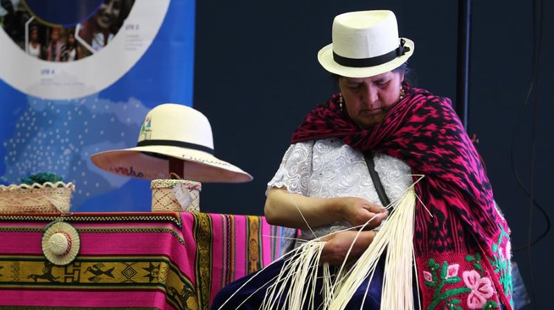 Una artesana trabaja en la elaboración de un sombrero de paja toquilla en Quito. Foto: Archivo / EFE