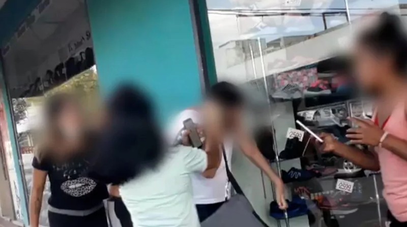 Una madre golpeó al acosador de su hija de 13 años con la ayuda de otras mujeres en Argentina. Foto: Captura