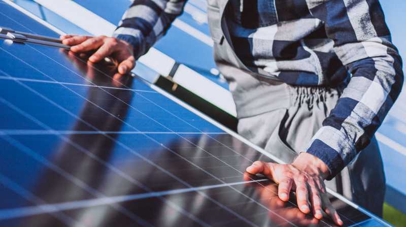 El uso de paneles solares es una acción que podemos tomar para cuidar al ambiente. Foto: Freepik