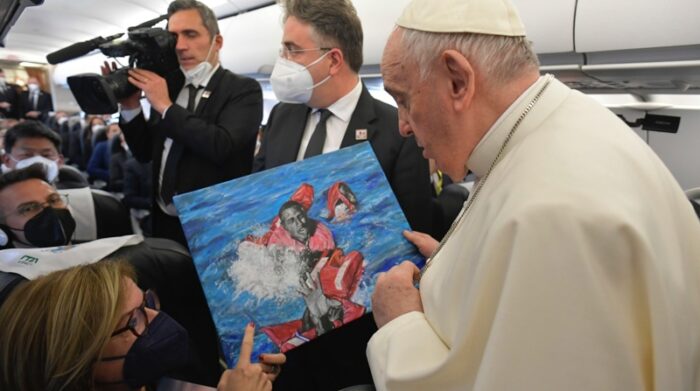 El papa Francisco conversa con los periodistas que van a cubrir su visita de dos días a Malta. Foto: EFE