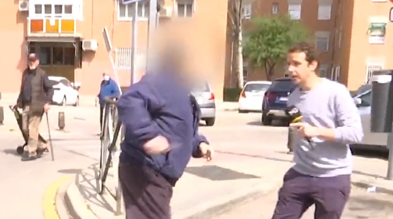 Un reportero es atacado por un hombre mientras realizaba un reportaje en vivo. Foto: Captura