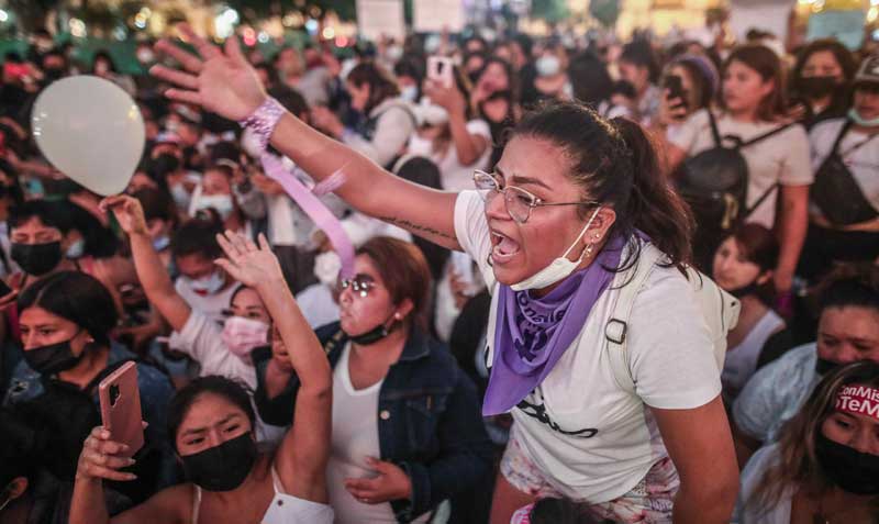 Miles de personas marcharon por el centro de Lima exigiendo cadena perpetua el culpable de la violación y secuestro de la niña de tres años. Foto: EFE