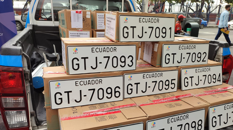 Entre los pares de placas que serán entregadas hay 9 450 para vehículos particulares y 6 000 para motos. Foto: ATM
