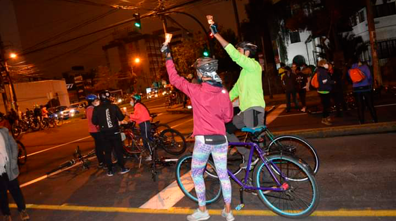 Los ciclistas levantaron velas durante el plantón. Foto: Twitter @CiclismoQ