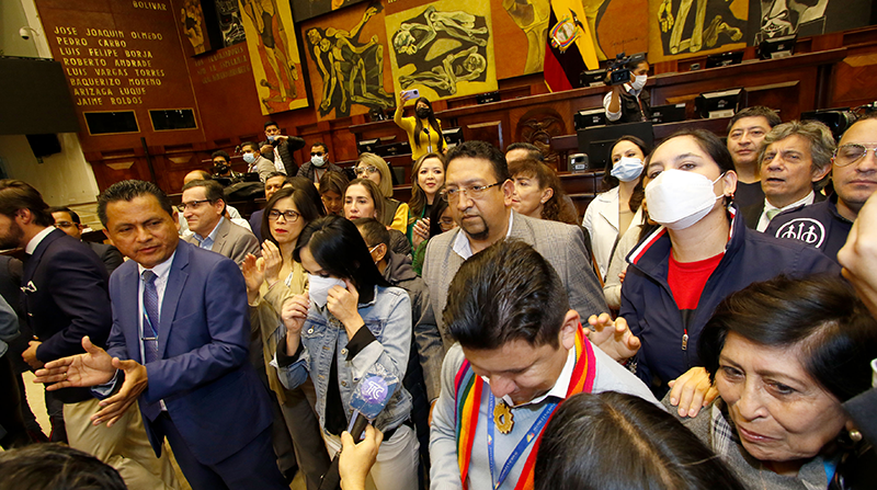 Asambleistas de diferentes bancadas se tomaron el Pleno después de que Guadalupe Llori suspendiera la sesión del viernes 1 de abril. Foto: Carlos Noriega / EL COMERCIO