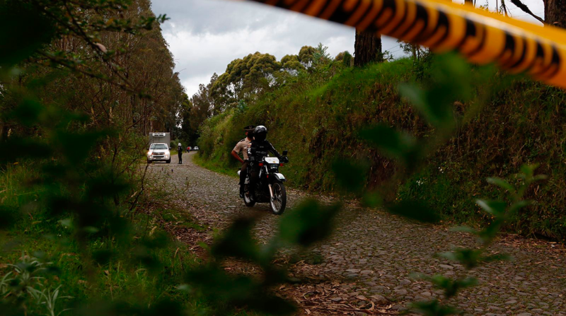 Imagen referencial. La Policía durante la identificación del cadáver de 'Don Naza', en una vía de Amaguaña. Foto: Archivo / EL COMERCIO