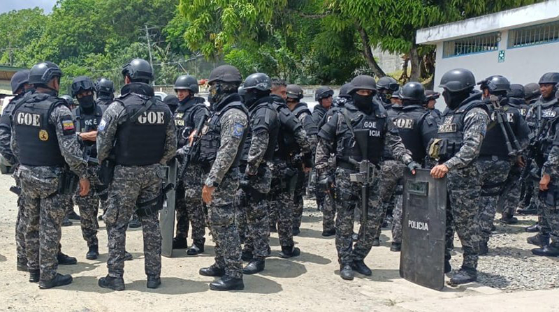 Personal del GOE ingresó a la cárcel de Esmeraldas. Foto: Policía Nacional