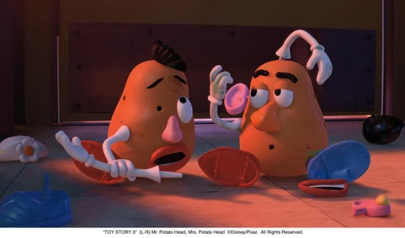 Señor Cara de Papa, a la izquierda, y Señora Cara de Papa en una escena de la película animada "Toy Story 3". Captura: Disney / Pixar