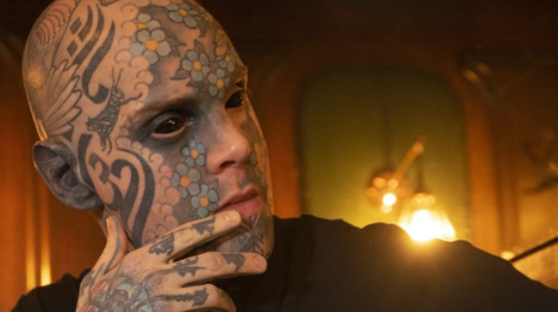 Sylvain Helaine es un profesor francés que tiene su cuerpo cubierto con tatuajes, incluso en los ojos. Foto: Instagram