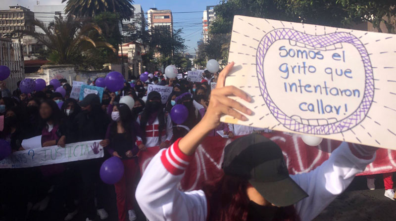 Estudiantes y padres de familia realizaron una marcha por segundo día consecutivo para pedir justicia por la estudiante agredida. Foto: Julio Estrella/ EL COMERCIO
