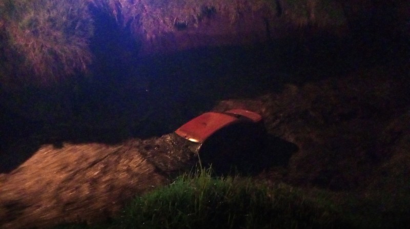A causa de las fuertes lluvias registradas en Tambillo, cantón Mejía, un puente colapsó y un automóvil cayó al agua con lodazal. Foto: Bomberos Mejía