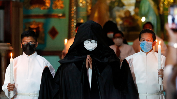 El Arrastre de Caudas es un ritual fúnebre en homenaje a Jesús que se celebra en Semana Santa. Foto: Carlos Noriega / EL COMERCIO