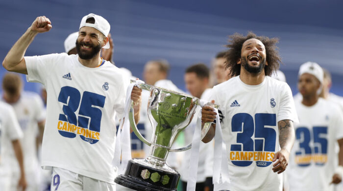 Los jugadores del Real Madrid Karim Benzemá (izq.) y Marcelo Vieira celebran el título el 30 de abril del 2022. Foto: EFE