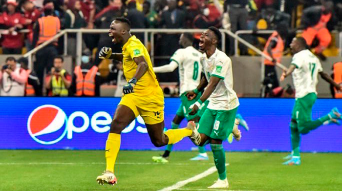 Senegal festeja su pase al Mundial de Catar tras vencer a Egipto por penales. Foto: Twitter @edou_mendy_