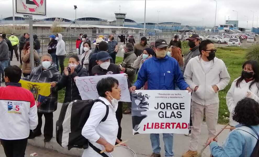Seguidores del exvicepresidente Jorge Glas esperan en los exteriores de la cárcel de Latacunga. Foto: Modesto Moreta / EL COMERCIO
