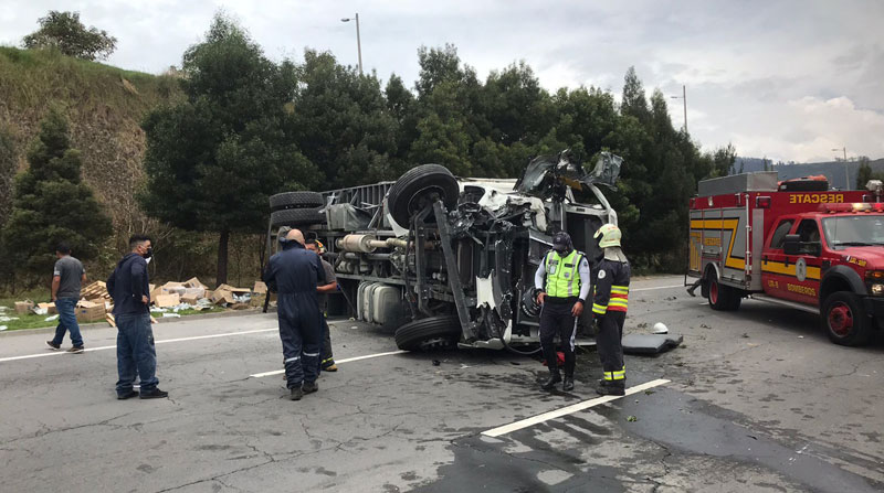 El conductor del camión quedó afectado, tras el siniestro de tránsito que afectó a otros vehículos. Foto: Santiago Estrella/ EL COMERCIO