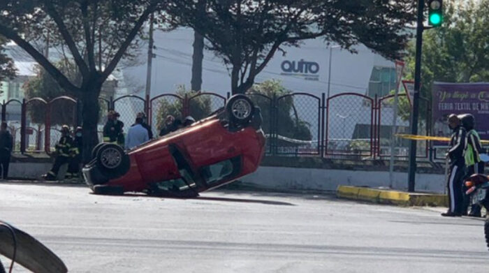 El vehículo particular rojo quedó volcado en medio de la vía. Foto: Twitter Christian Galarza Cruz (@crgalarzac)