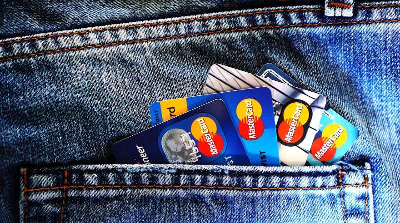 Pagar con tarjeta de crédito o de débito no deberá generarle ningún recargo, así lo confirmó la Defensoría del Pueblo. Foto: Pixabay
