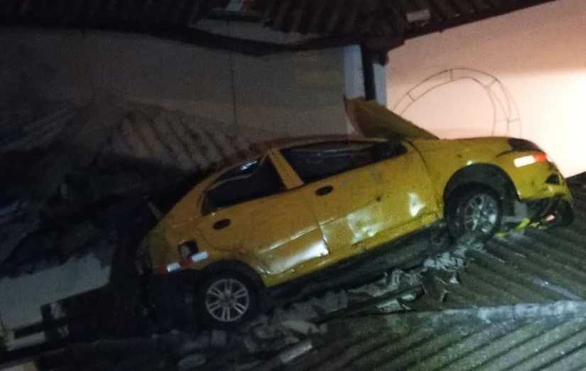 Un taxi terminó en el techo de una casa, al sur de Quito. Foto: Cortesía