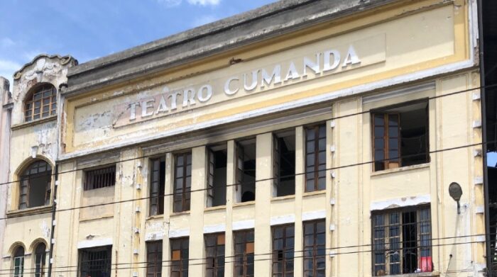 El Teatro Cumandá, diagonal a la antigua terminal terrestre, tomó el nombre de la novela del escritor Juan León Mera. Foto: Diego Pallero / El Comercio