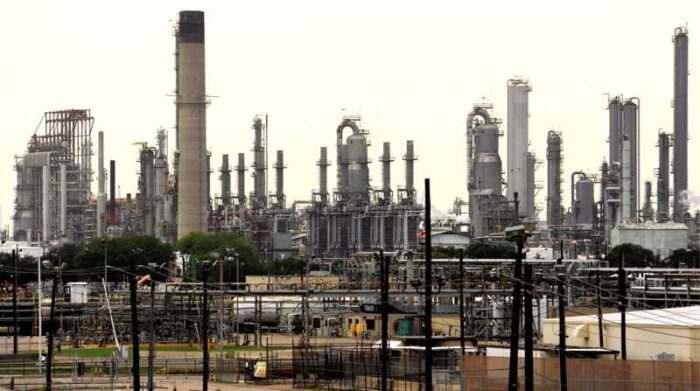 Vista de la refinería de una petrolera en Bayton, Texas,en una fotografía de archivo. Foto: EFE