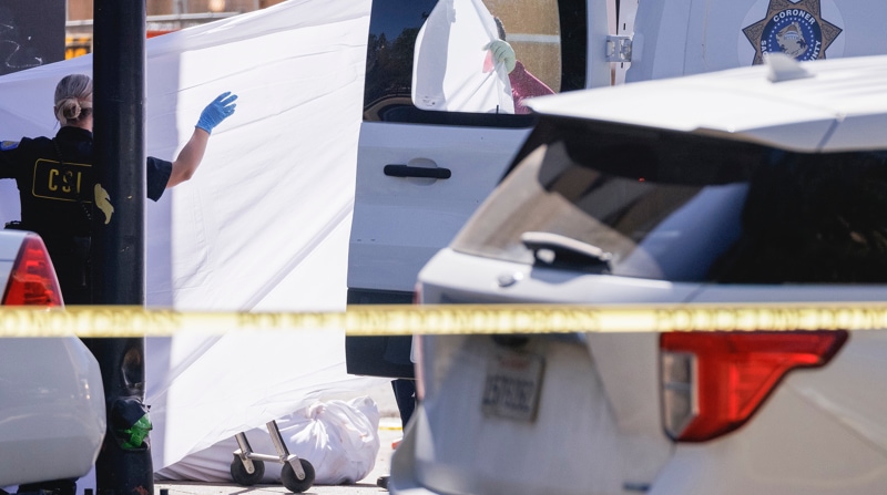 Forenses se preparan para retirar el cuerpo de una de las víctimas de un tiroteo en Sacramento, California, este 3 de abril de 2022. Foto: EFE