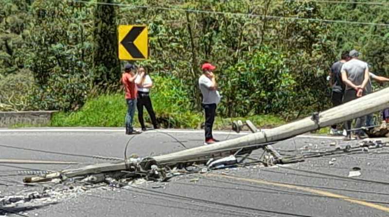 El poste, que sostenía el cableado de energía eléctrica, quedó sobre la carretera, tras el choque. Foto: Cortesía ECU 911