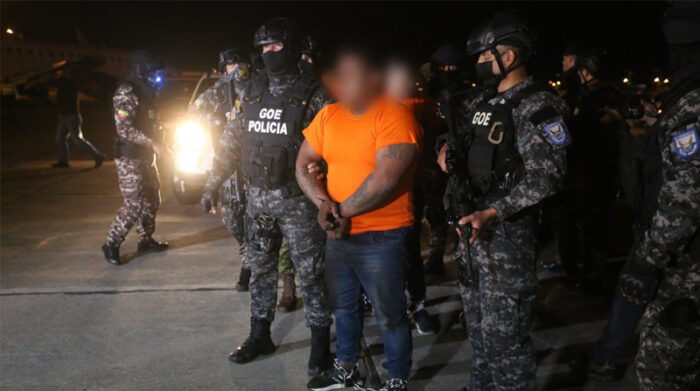 Privado de libertad es trasladado a la cárcel de La Roca la noche del 4 de abril de 2022. Foto: Comunicación Ecuador