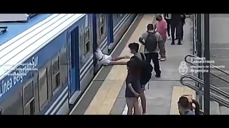 Mujer sobrevive, luego de caer debajo de un tren. Foto: Redes Sociales