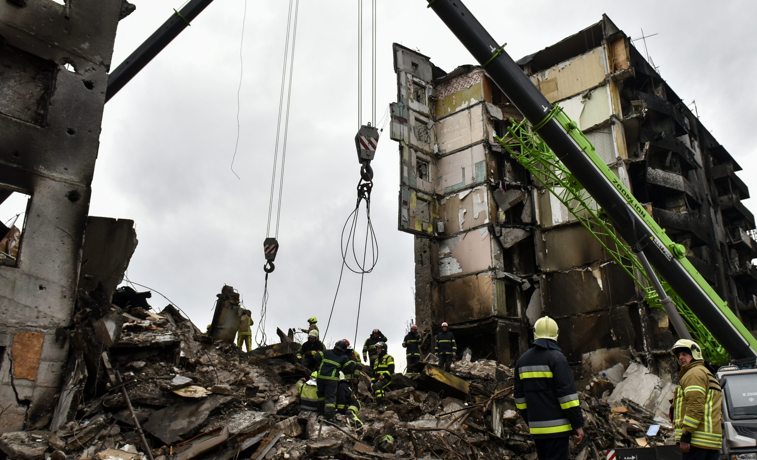 Los trabajadores de emergencia buscan entre los escombros de un bloque de apartamentos destruido en la ciudad de Borodyanka, cerca de Kiev, Ucrania, el 9 de abril de 2022. Foto: EFE