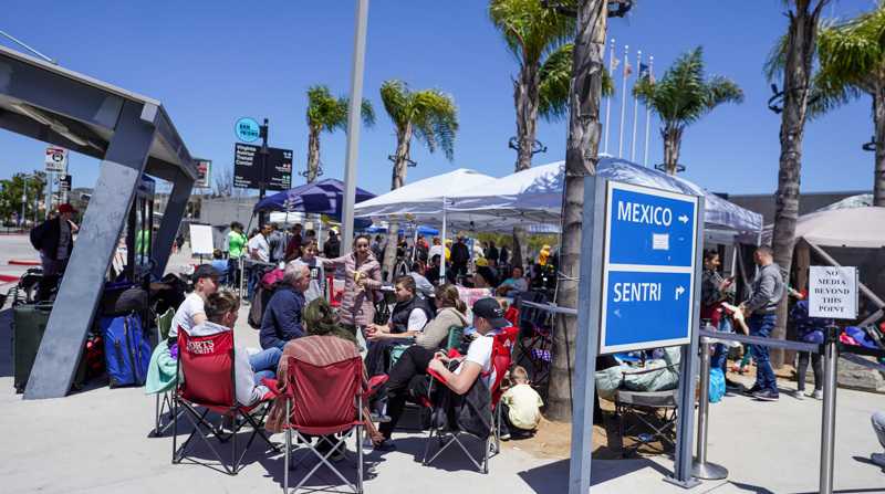 Ucranianos solicitan asilo en la entrada peatonal oeste, o PedWest, del puerto de entrada de San Ysidro en San Diego, California. Foto: EFE/Manuel Ocaño