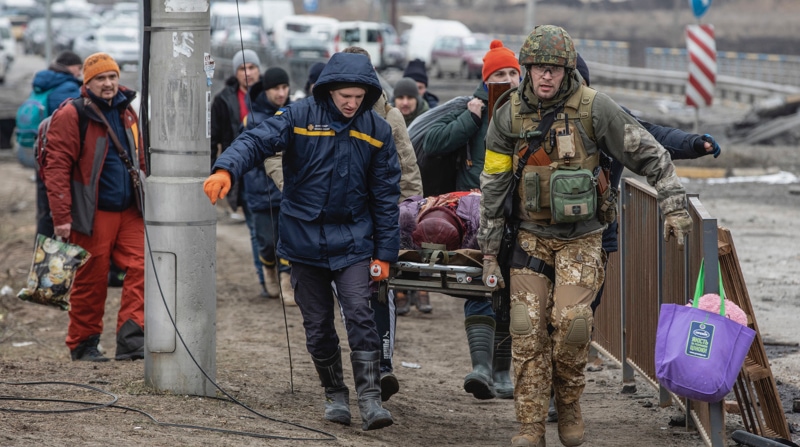 Imagen de archivo de la evacuación de una persona herida en el ciudad de Irpín, en la región de Kiev. Foto: EFE