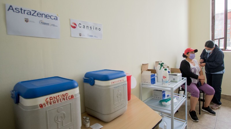 En los puntos habilitados por el Ministerio de Salud para Quito se utilizan los biológicos de Pfizer y AstraZeneca. Foto: Carlos Noriega / EL COMERCIO