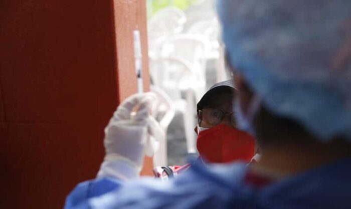 En Ecuador 13 808 275 de personas se han colocado dos dosis de la vacuna contra el covid-19. Foto: archivo / EL COMERCIO