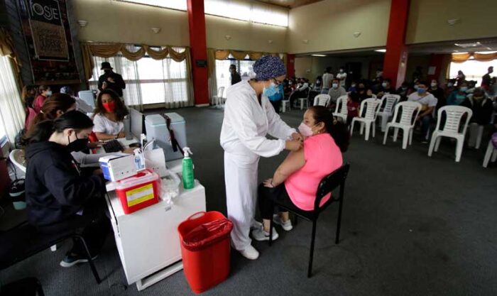 El 82,39% de la población en Ecuador tiene dos vacunas y 5 384 020 cuentan con el primer refuerzo. Foto: Carlos Noriega / EL COMERCIO