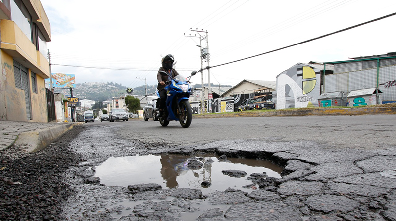 Vía en mal estado en la parroquia de Calderón, norte de Quito. Foto: Carlos Noriega / EL COMERCIO