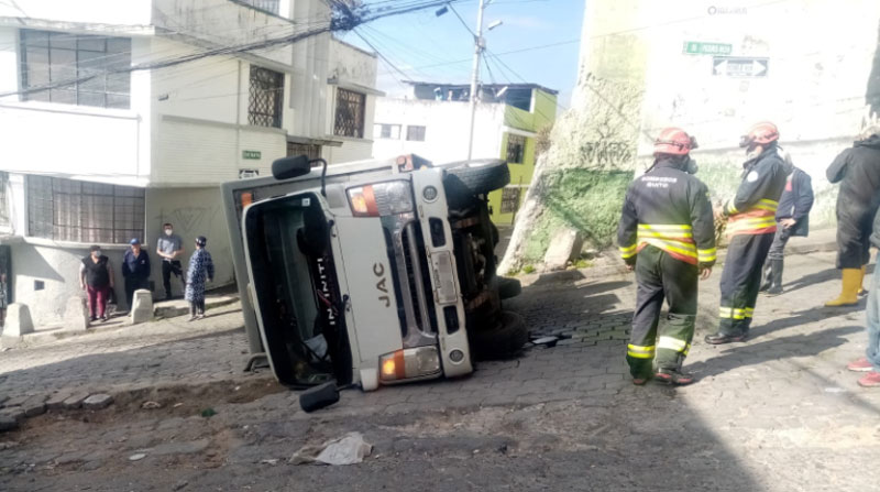 El camión volcado bloqueó el paso en la vía donde se registró el siniestro. Foto: Twitter Bomberos Quito