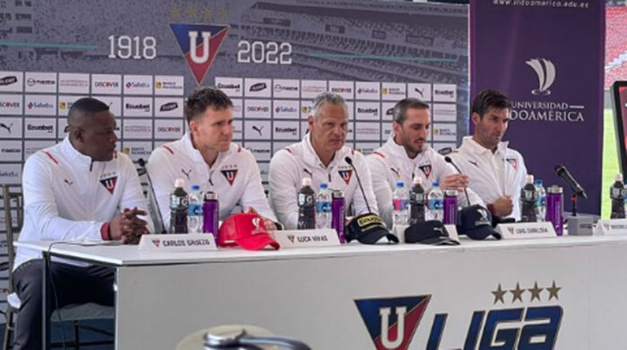 Luis Zubeldía (segundo, der.), con Esteban Paz (centro) e integrantes del cuerpo técnico el 28 de abril del 2022. Foto: Twitter @LDU_Oficial