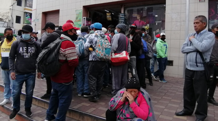 Los alrededores del Mercado Modelo en Ambato y la plaza Villa María, en Riobamba son los lugares de búsqueda de empleo en la Sierra centro. Foto: Modesto Moreta / EL COMERCIO 
 

