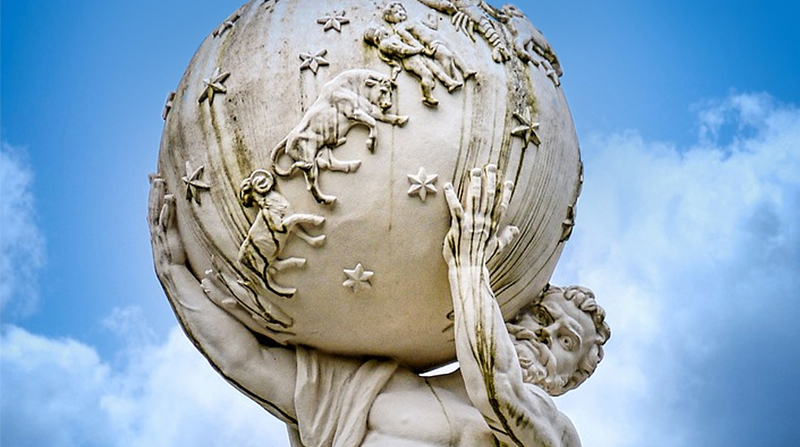 El personaje mitológico Atlas carga el orbe como destino: es el peso que aplasta su libertad. Foto: Álvaro Guerrero / EL COMERCIO