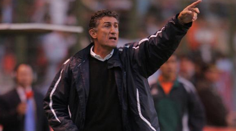El DT argentino Edgardo Bauza da instrucciones cuando dirigía a Liga en la Copa Libertadores 2008
