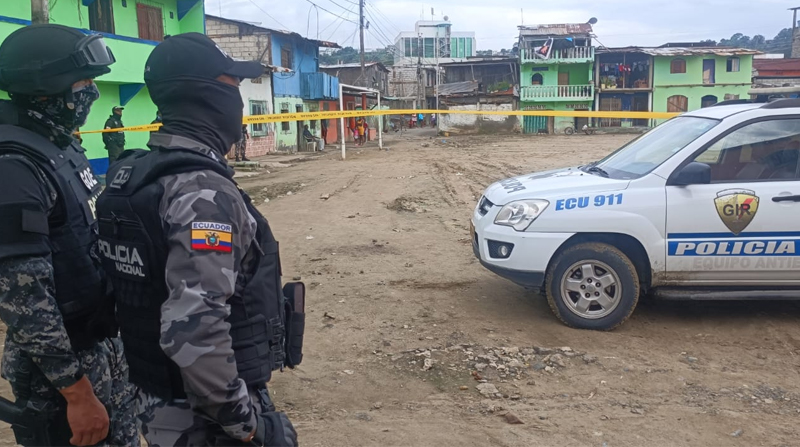 Policías vigilan la ciudad de Esmeraldas, tras registrarse enfrentamientos y detonaciones la noche del domingo y la madrugada del lunes 23 de mayo. Foto Policía Nacional