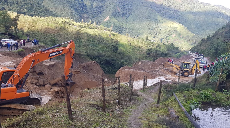 El derrumbe se produjo en el kilómetro 94, en el tramo Pilaló - Siete Ríos, que conecta Latacunga con el cantón La Maná. Foto: MTOP.