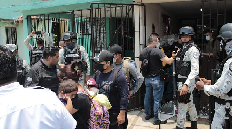 Migrantes rescatados en dos casas en la ciudad de Villahermosa, estado de Tabasco (México). Foto: EFE