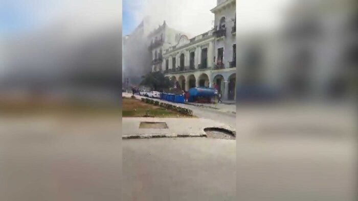 Una fuerte explosión de origen desconocido afectó este viernes gravemente al hotel Saratoga de La Habana, sin que por el momento se conozca si hay víctimas. Foto: EFE.