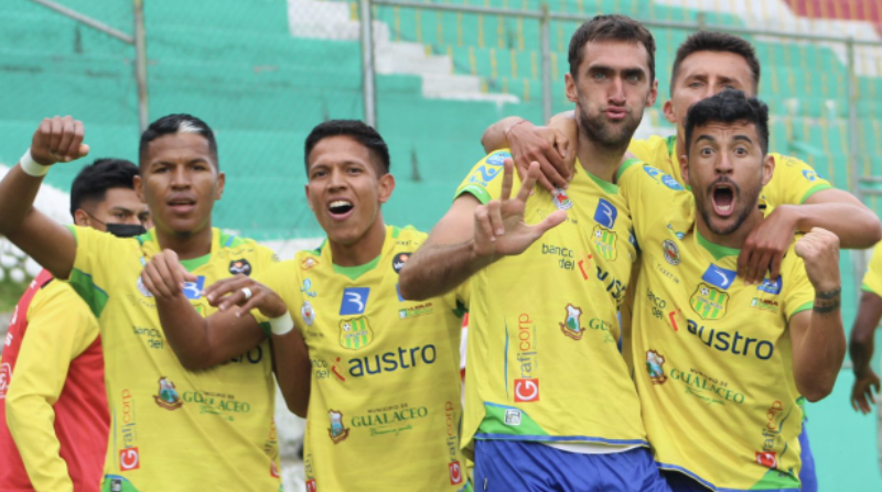 Jugadores del Gualaceo en el estadio Jorge Andrade Cantos el pasado 23 de abril de 2022. Foto: Twitter @Gualaceo_sc