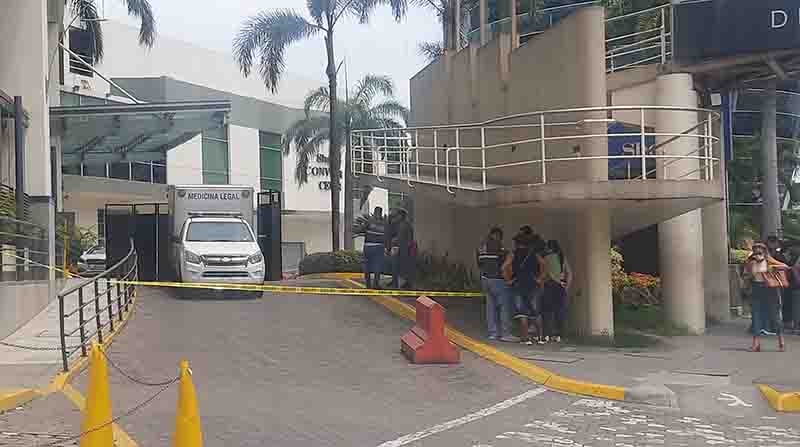 El crimen se registró la mañana del jueves 5 de mayo de 2022 en la puerta de un hotel conocido en Guayaquil. Foto: EL COMERCIO