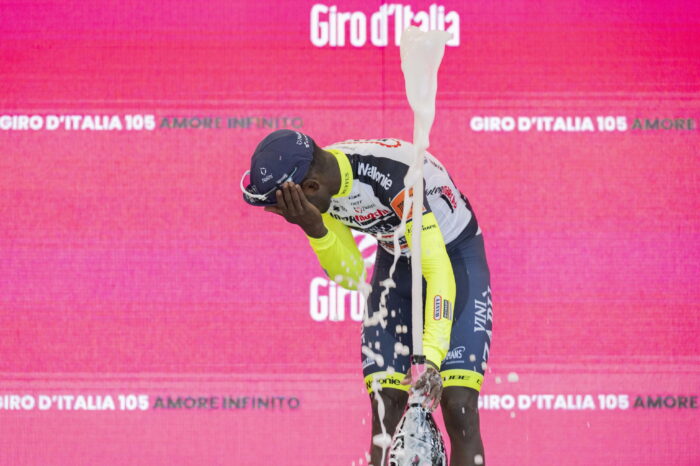 Biniam Girmay se lastimó el ojo tras celebrar su triunfo en la décima etapa del Giro de Italia. Foto: EFE